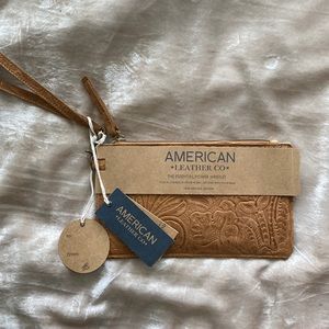 Wristlet w/ BUILT IN CHARGER!